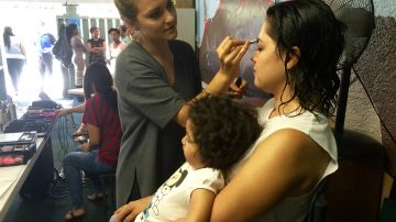 Leslie Calderón tuvo la oportunidad de que la maquillaran y peinaran como parte del programa Homelight que ayuda a mujeres víctimas de violencia doméstica a ser autosuficientes y mejorar su autoestima. (Araceli Martínez/La Opinión).