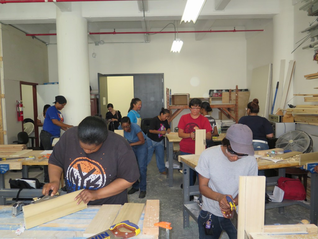 El taller donde las alumnas de NEW trabajan en la clase de carpintería está ubicado en Brooklyn. 