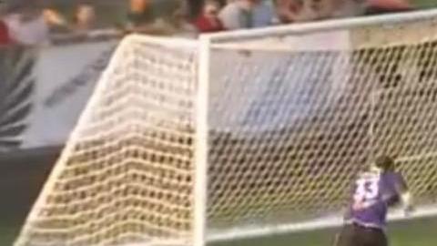 Ndjock, el portero camerunés del Minnesota United hizo el que podría ser el peor gol de la historia de la NASL.