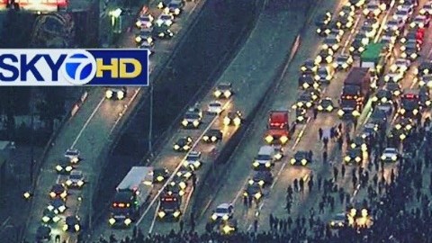 Más de 1,000 personas se montaron en la autopista 880, en protesta contra la brutalidad policial.