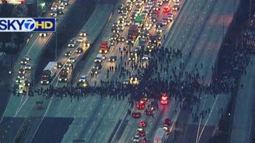 Más de 1,000 personas se montaron en la autopista 880, en protesta contra la brutalidad policial.