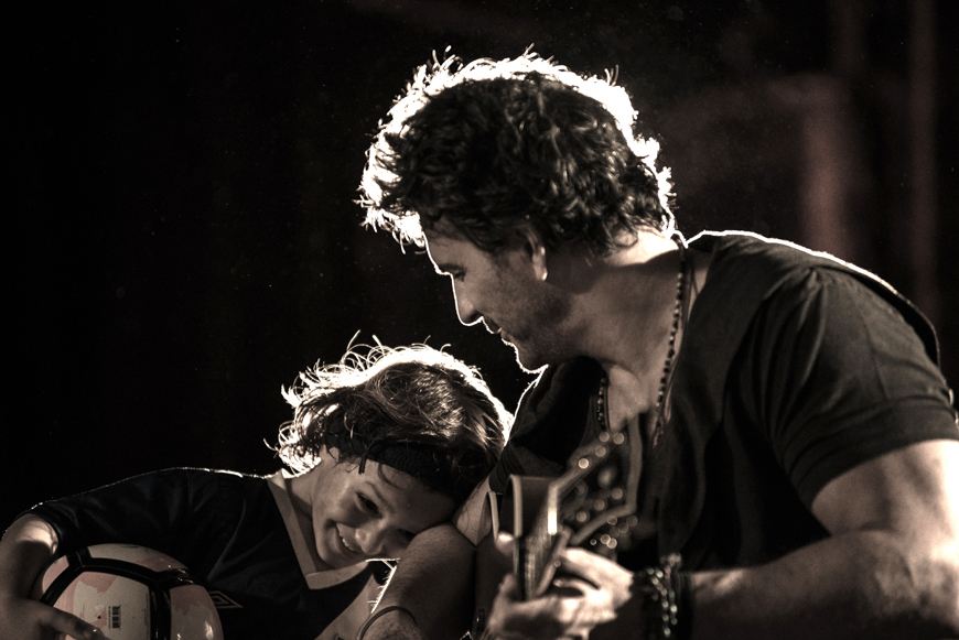 Ricardo Arjona Estrena El Video De Nada Es Como T Junto A Su Hijo