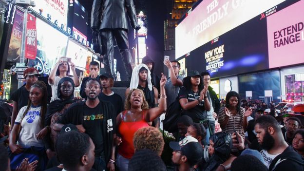 Los gobiernos de varios países han pedido evitar las protestas que pueden derivar en violencia. El movimiento Black Lives Matter se ha manifestado en lugares turísticos como Time Square, Nueva York.