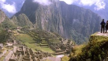 Turistas en la antigua ciudad de Machu Picchu, en Perú.