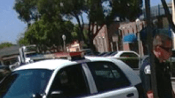 Momento en que las autoridades de Fullerton arrestan al individuo que era buscado por intento de asesinato en Sonorma. /SUMINISTRADA POR SETH ORTEGA