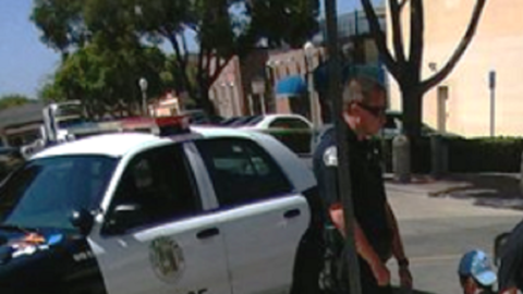 Momento en que las autoridades de Fullerton arrestan al individuo que era buscado por intento de asesinato en Sonorma. /SUMINISTRADA POR SETH ORTEGA