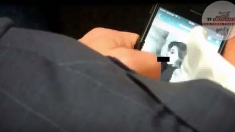 Periodistas grabaron al político mientras miraba imágenes triple X.
