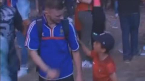 El niño portugués Mathis y el misterioso aficionado francés.