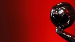 Una de las estatuillas de los Premios Platino.