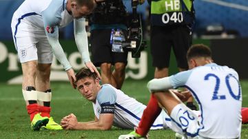 Jugadores de Inglaterra se lamentan tras perder con Islandia.