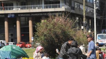 Jihad Diyab parado con muletasImage copyrightAFP/GETTY IMAGES
Image caption
Jihad Diyab en Montevideo en una foto de archivo del 8 de septiembre de 2015.