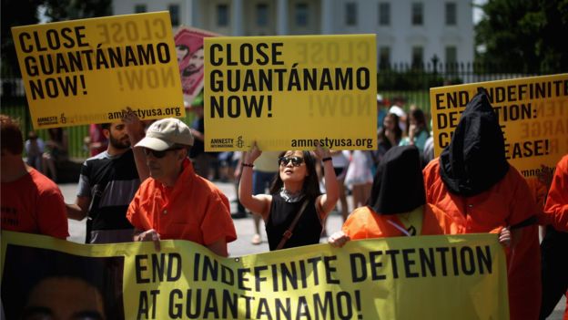 Varias manifestaciones, como esta que se celebró en 2014 afuera de la Casa Blanca, pide por la clausura de la cárcel de Guantánamo.