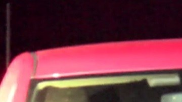 El joven fue abatido a tiros cuando condujo una camioneta roja en dirección a los agentes. (Foto: Captura/Twitter)