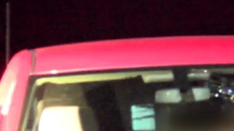 El joven fue abatido a tiros cuando condujo una camioneta roja en dirección a los agentes. (Foto: Captura/Twitter)