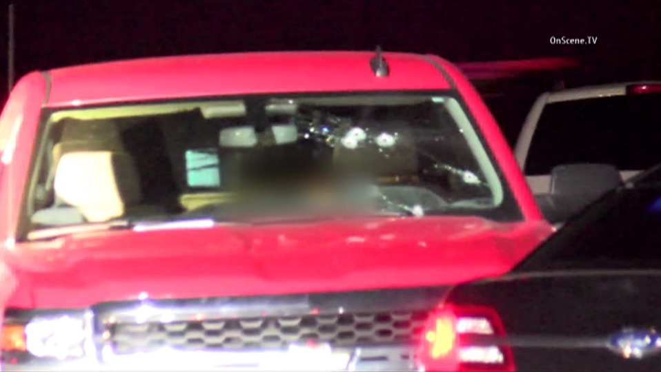 El joven fue abatido a tiros cuando condujo una camioneta roja en dirección a los agentes. (Foto: Captura/Twitter)