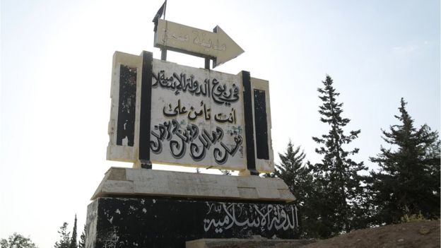 Señal dando direcciones para llegar a uno de los bastiones de ISIS en Siria.Image copyrightGETTY IMAGES Image caption Señal dando direcciones para llegar a uno de los bastiones de ISIS en Siria.