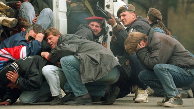 En pleno centro de Sarajevo, bosnios contra serbios.