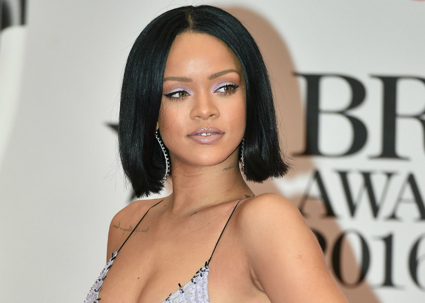 Rihanna ha pasado buena parte de la cuarentena en bata y sin maquillaje -  La Opinión