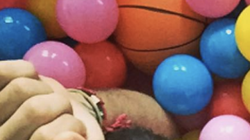 Toni y Alaïa se divierten.