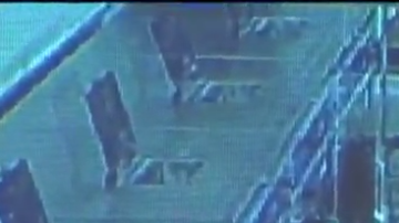 El arresto de Valenzuela fue captado por una cámara de seguridad de una lavandería en Anaheim.