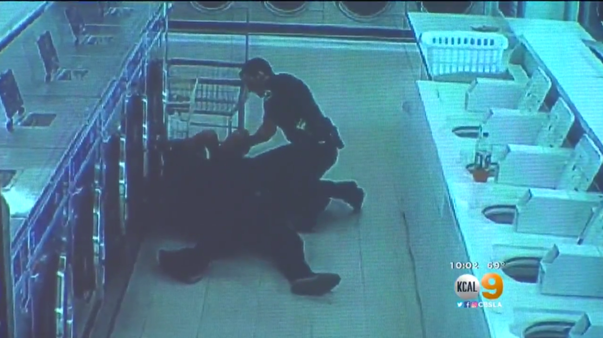 El arresto de Valenzuela fue captado por una cámara de seguridad de una lavandería en Anaheim.