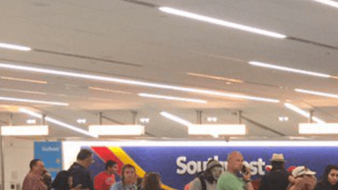 Cientos de pasajeros se encuentran varados en LAX por un problema técnico.