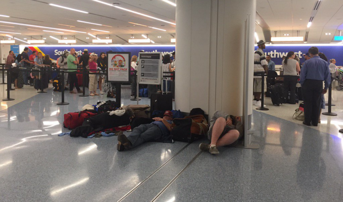 Cientos de pasajeros se encuentran varados en LAX por un problema técnico.