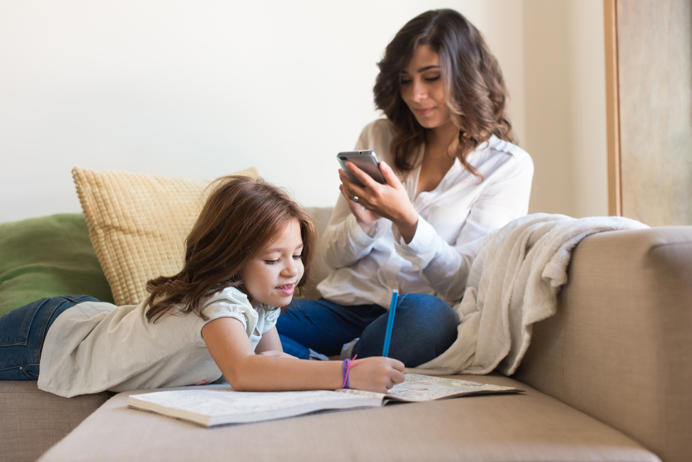 Como dato impactante, el estudio resalta el hecho de que el celular, aunque es un facilitador y ayuda a las progenitoras a organizarse, también las distrae. 