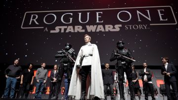 Ben Mendelsohn (Director Krennic) y dos Imperial Death Troopers junto al elenco de Rogue One: A Star Wars Story.