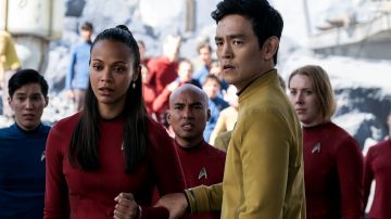 Zaldaña y John Cho en una escena de Star Trek Beyond.