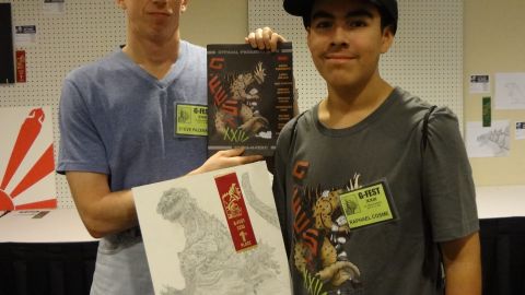 Raphael Cosme Jr., junto a Steve Pazenski, el coordinador de arte del Festival de Godzilla.