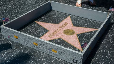 Vista de la Estrella de Donald Trump en el Paseo de la Fama de Hollywood, California. Un desconocido había construido un muro de hormigón de color gris alrededor de ella, rematada con alambre de espino. Donald Trump aceptará formalmente la nominación del Partido Republicano como su candidato presidencial en las elecciones de 2016, durante la Convención del partido repunlicano que termina hoy./ EFE