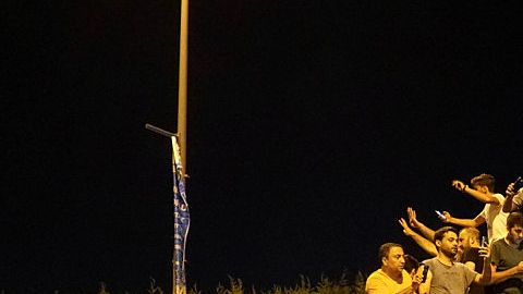Simpatizantes del gobierno suben a un tanque de guerra en el aeropuerto de Ataturk en Estambul, Turquía, en protesta contra el golpe de estado.