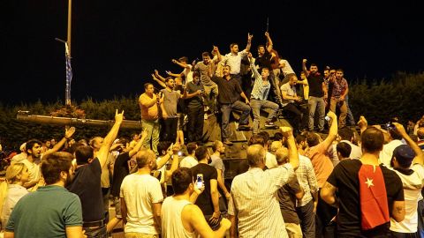 Simpatizantes del gobierno suben a un tanque de guerra en el aeropuerto de Ataturk en Estambul, Turquía, en protesta contra el golpe de estado.