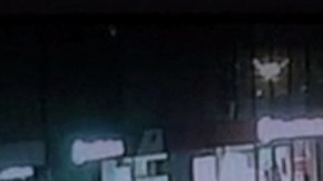 Un tanque pasa por encima de un hombre en Turquía.