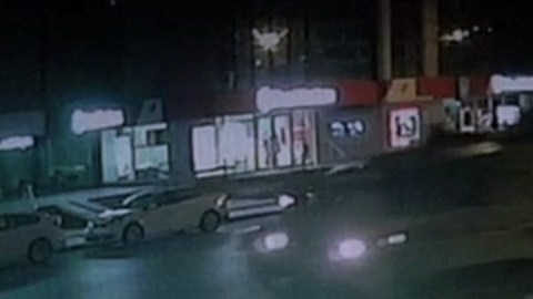 Un tanque pasa por encima de un hombre en Turquía.