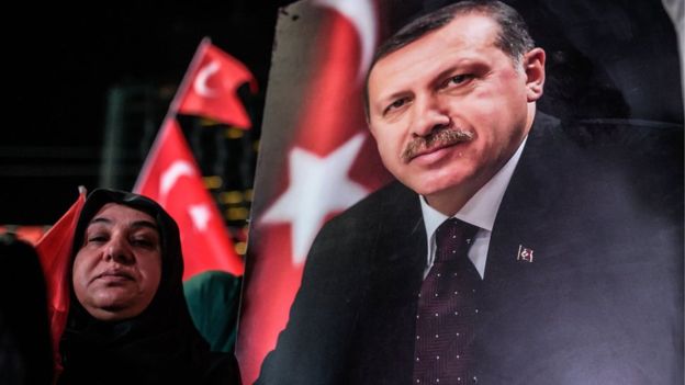 El presidente turco Recep Tayyip Erdogan "está yendo mucho más allá de lo que se considera legítimo" en la respuesta al intento de golpe de Estado, denunció Amnistía Internacional.