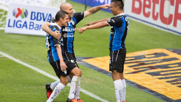 Los Gallos vencen 2-0 al Veracruz con goles de Villa y Cardozo.