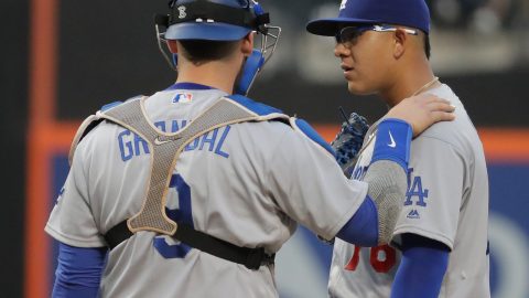 Urías dialoga con Grandal durante un juego contra los Mets.