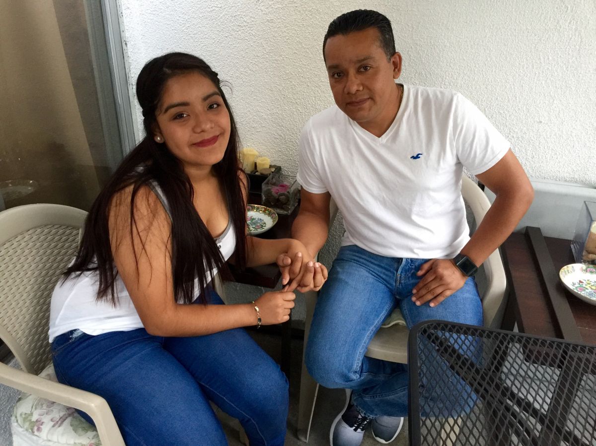 Walter Ramos feliz de haber recibido a su hija Nathalie Ramos de 16 años quien huyó de la violencia de su país en El Salvador.