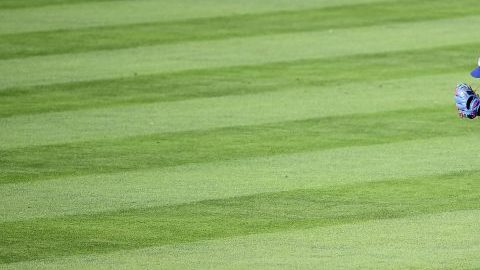 Yasiel Puig reacciona después del hit Jonathan Schoop en la entrada 14.