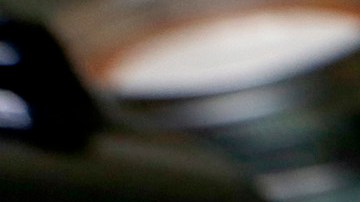 El empleado de una tienda de marihuana en Los Angeles prepara cirgarrillos de la droga para la venta. (Aurelia Ventura/ La Opinion)