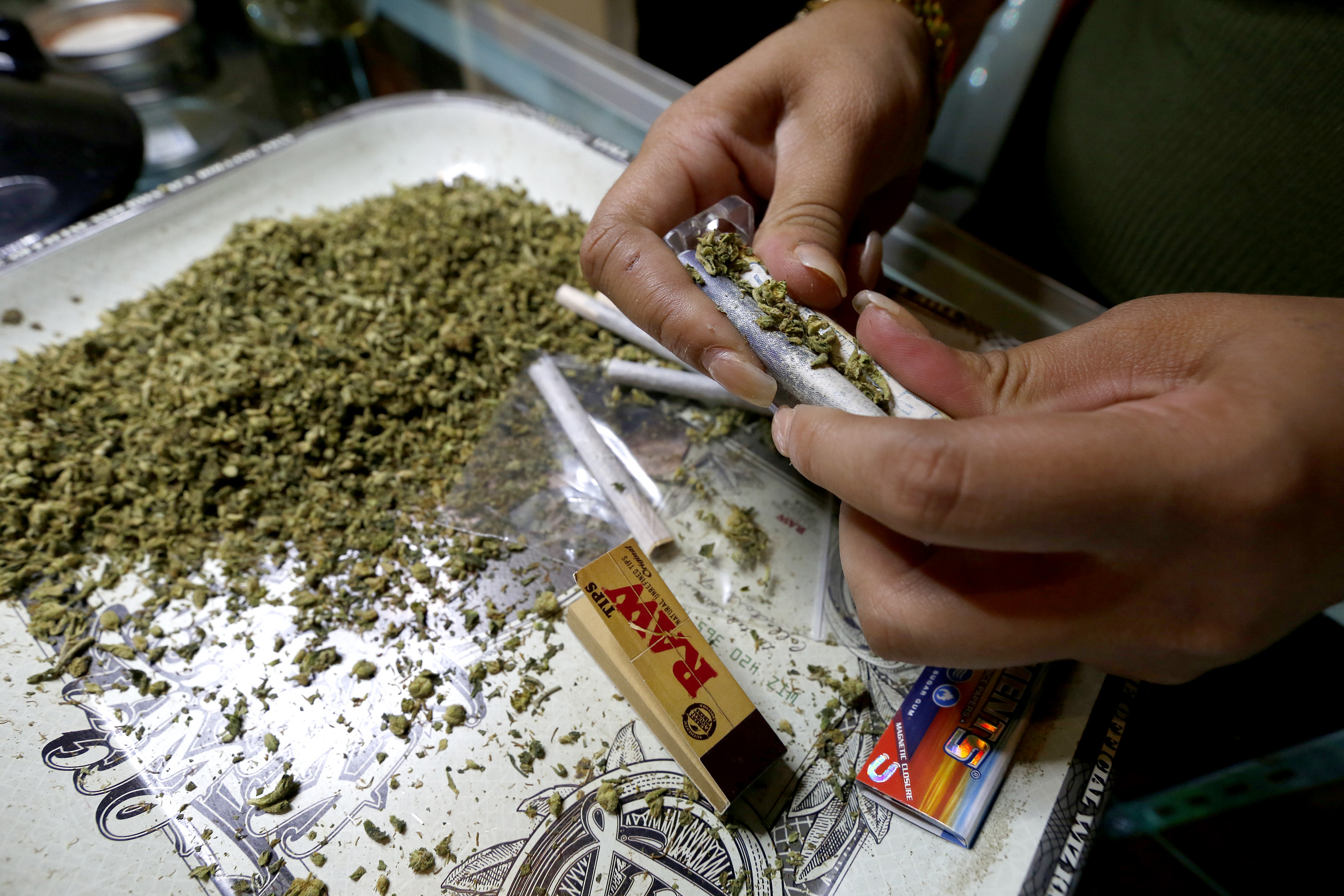 El empleado de una tienda de marihuana en Los Angeles prepara cirgarrillos de la droga para la venta. (Aurelia Ventura/ La Opinion)