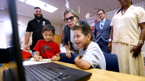 Boxer visita a estudiantes en el programa para después de la escuela.