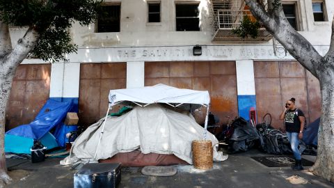 Desamparados duermen en carpas en el área de Skid Row. (Photo Aurelia Ventura/ La Opinion)