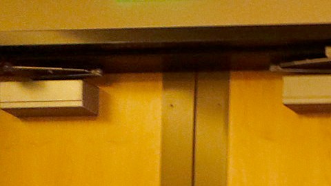 Rodeadas de familiares y amigos, Josie Hull (en vestido rosa) y su Hermana Teresa Cajas (con vestido morado) celebran sus 15 años en el Children's Hospital Los Angeles. (Aurelia Ventura/ La Opinion)