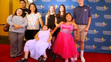 Rodeadas de familiares y amigos, Josie Hull (en vestido rosa) y su Hermana Teresa Cajas (con vestido morado) celebran sus 15 años en el Children's Hospital Los Angeles. (Aurelia Ventura/ La Opinion)