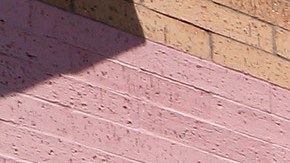 Personas sin hogar duermen frente al edificio de Salvation Army que sería convertido en pequeños apartamentos de lujo bajo un proyecto que está en planeación. (Aurelia Ventura/ La Opinion)