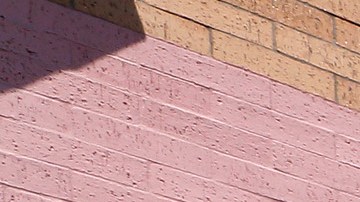 Personas sin hogar duermen frente al edificio de Salvation Army que sería convertido en pequeños apartamentos de lujo bajo un proyecto que está en planeación. (Aurelia Ventura/ La Opinion)