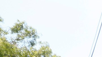 Richard Romero, hermano menor de Jesse Romero, coloca velas en el altar erguido en honor a su hermano mayor. (Aurelia Ventura/ La Opinion)